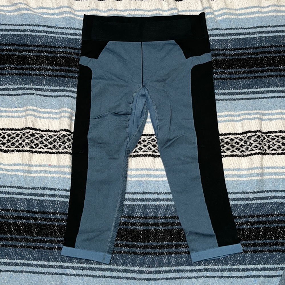 UNDER ARMOUR cropped leggings size large blue and black